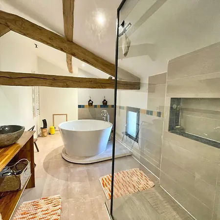 Charming Retreat With Swimming Pool *