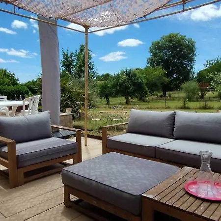 펜션 Charming Retreat With Swimming Pool Douzillac