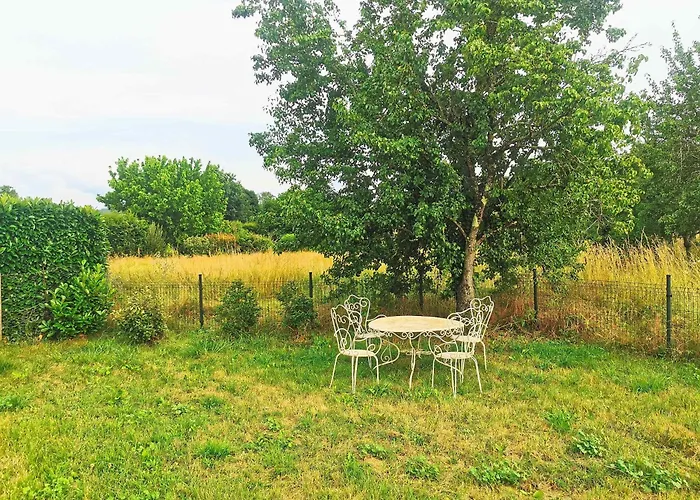 Semesterbostad Charming Retreat With Swimming Pool Douzillac *